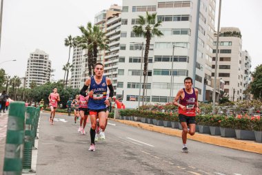 21 Mayıs 2023 'te Lima 42k maratonunda yarışan sporcu