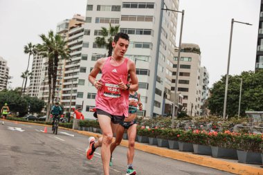21 Mayıs 2023 'te Lima 42k maratonunda yarışan sporcu