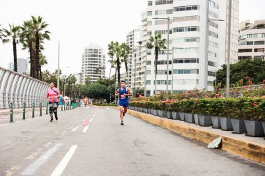 21 Mayıs 2023 'te Lima 42k maratonunda yarışan sporcu