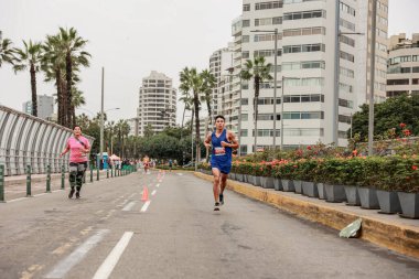 21 Mayıs 2023 'te Lima 42k maratonunda yarışan sporcu