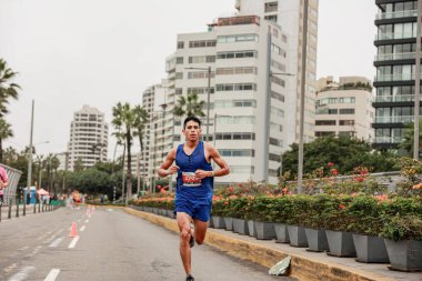 21 Mayıs 2023 'te Lima 42k maratonunda yarışan sporcu