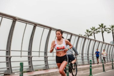 21 Mayıs 2023 'te Lima 42k maratonunda yarışan sporcu