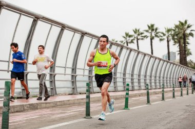 21 Mayıs 2023 'te Lima 42k maratonunda yarışan sporcu