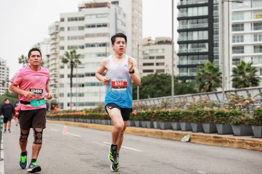  21 Mayıs 2023 'te Lima 42k maratonunda yarışan sporcu