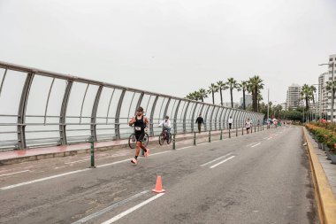  21 Mayıs 2023 'te Lima 42k maratonunda yarışan sporcu