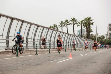  21 Mayıs 2023 'te Lima 42k maratonunda yarışan sporcu