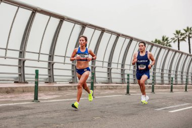  21 Mayıs 2023 'te Lima 42k maratonunda yarışan sporcu