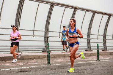  21 Mayıs 2023 'te Lima 42k maratonunda yarışan sporcu