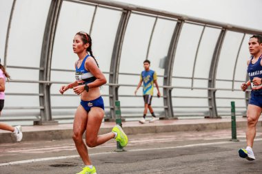  21 Mayıs 2023 'te Lima 42k maratonunda yarışan sporcu