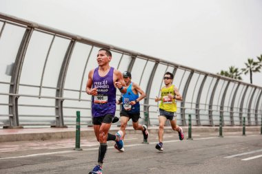  21 Mayıs 2023 'te Lima 42k maratonunda yarışan sporcu