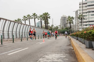  21 Mayıs 2023 'te Lima 42k maratonunda yarışan sporcu