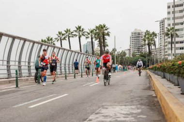  21 Mayıs 2023 'te Lima 42k maratonunda yarışan sporcu