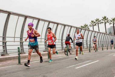  21 Mayıs 2023 'te Lima 42k maratonunda yarışan sporcu