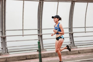  21 Mayıs 2023 'te Lima 42k maratonunda yarışan sporcu