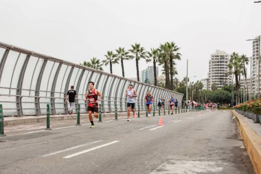  21 Mayıs 2023 'te Lima 42k maratonunda yarışan sporcu