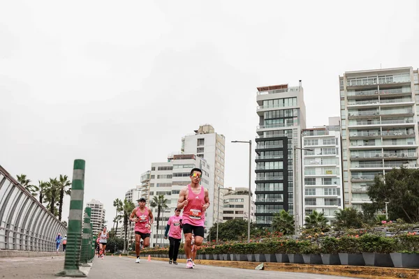  21 Mayıs 2023 'te Lima 42k maratonunda yarışan sporcu