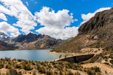 Huanza, Peru 'nun göl ve dağlarındaki güzel manzaralar