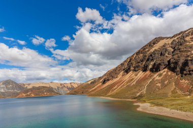 Huanza, Peru 'nun göl ve dağlarındaki güzel manzaralar