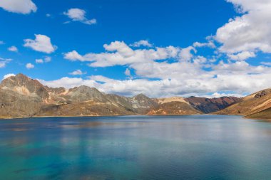 Huanza, Peru 'nun göl ve dağlarındaki güzel manzaralar