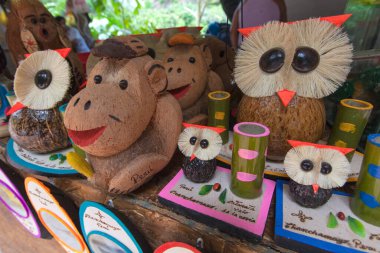 Sokaktaki tahta bir kutunun içinde el yapımı oyuncak bebeklerin yakın çekimi. 