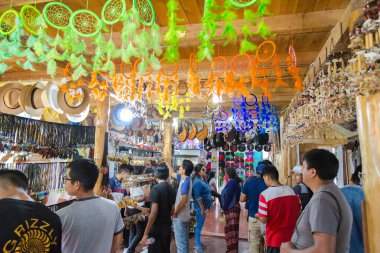 Tayland, Bangkok - 12 Aralık, 22: 15: Geleneksel Tayland tarzı hediyelik eşya dükkanında turistler, hediyelik eşya ve hediyelik eşya 