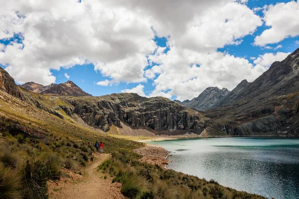 秘鲁万扎的泻湖和山区美丽的风景 — 图库照片