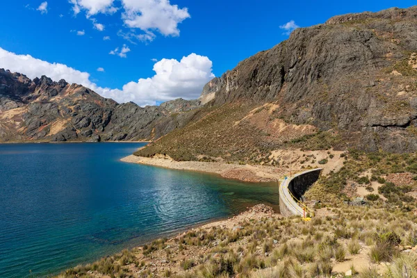 秘鲁万扎的泻湖和山区美丽的风景 — 图库照片