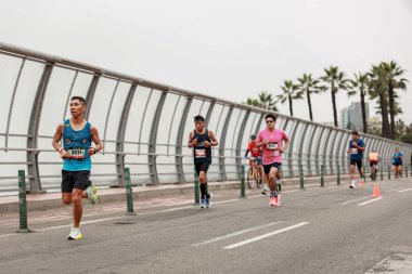 Lima, Peru - 21 Mayıs 2023: Lima Maratonu 42K 2023 'te koşan sporcular