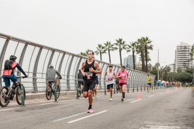 Lima, Peru - 21 Mayıs 2023: Lima Maratonu 42K 2023 'te koşan sporcular