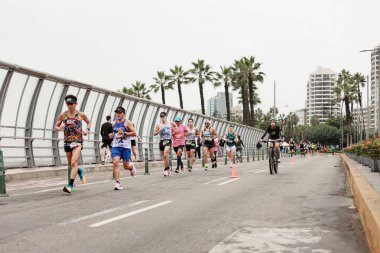 Lima, Peru - 21 Mayıs 2023: Lima Maratonu 42K 2023 'te koşan sporcular