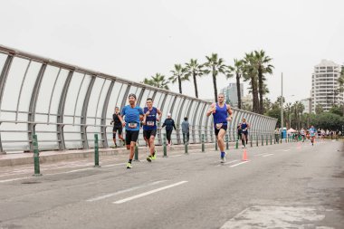 21 Mayıs 2023 'te Lima 42k maratonunda yarışan sporcu