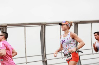 21 Mayıs 2023 'te Lima 42k maratonunda yarışan sporcu