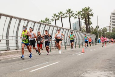 21 Mayıs 2023 'te Lima 42k maratonunda yarışan sporcu