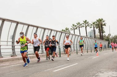 21 Mayıs 2023 'te Lima 42k maratonunda yarışan sporcu