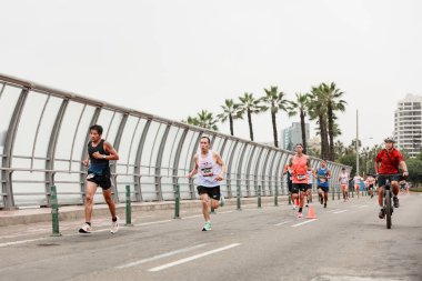 21 Mayıs 2023 'te Lima 42k maratonunda yarışan sporcu