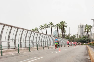 21 Mayıs 2023 'te Lima 42k maratonunda yarışan sporcu