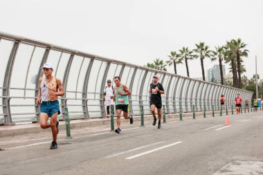 21 Mayıs 2023 'te Lima 42k maratonunda yarışan sporcu