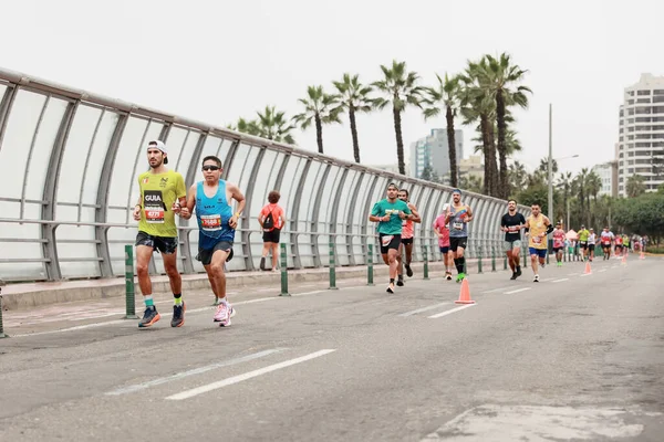 21 Mayıs 2023 'te Lima 42k maratonunda yarışan sporcu