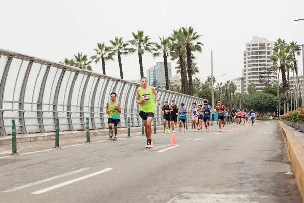 21 Mayıs 2023 'te Lima 42k maratonunda yarışan sporcu