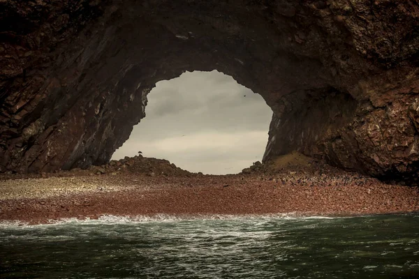 Een Prachtig Schot Van Een Rots Zee Onder Een Bewolkte — Stockfoto