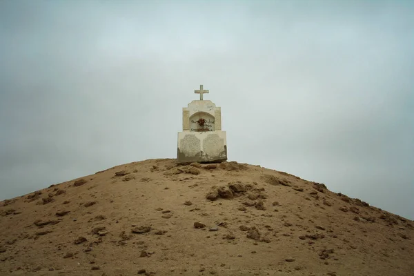 Eine Vertikale Aufnahme Eines Kreuzes Auf Einem Hügel — Stockfoto