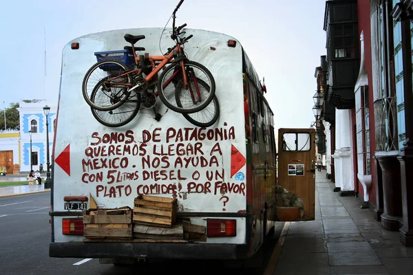 트루히요의 앞에서 자전거를 — 스톡 사진