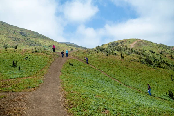 Άνθρωποι Που Περπατούν Μέσα Στα Όμορφα Βουνά — Φωτογραφία Αρχείου