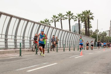 21 Mayıs 2023 'te Lima 42k maratonunda yarışan sporcu