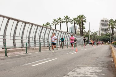 21 Mayıs 2023 'te Lima 42k maratonunda yarışan sporcu