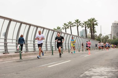 21 Mayıs 2023 'te Lima 42k maratonunda yarışan sporcu