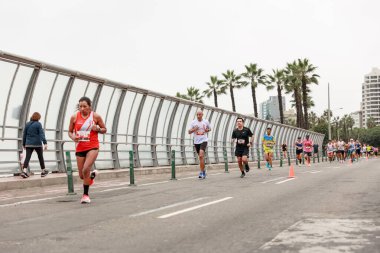 21 Mayıs 2023 'te Lima 42k maratonunda yarışan sporcu