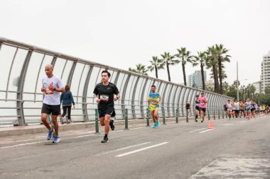 21 Mayıs 2023 'te Lima 42k maratonunda yarışan sporcu