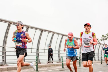 21 Mayıs 2023 'te Lima 42k maratonunda yarışan sporcu