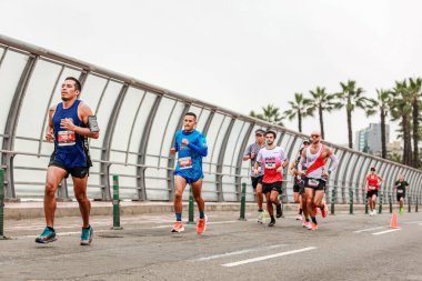 21 Mayıs 2023 'te Lima 42k maratonunda yarışan sporcu